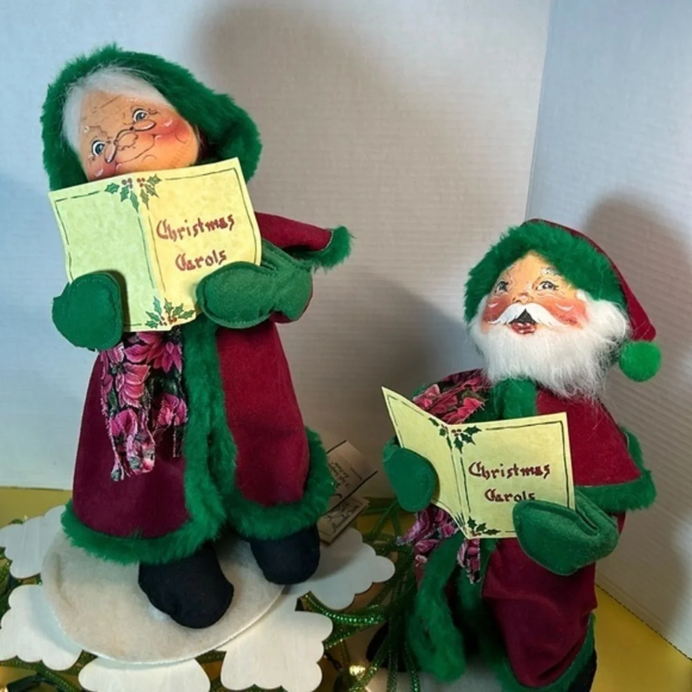 Victorian Caroling Annalee Santa and Mrs Claus. 1998.  Approx 12”h